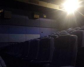 电影院里一直亲亲,情侣亲亲引发观影热潮